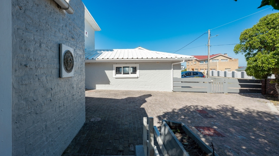 To Let 5 Bedroom Property for Rent in Struisbaai Western Cape